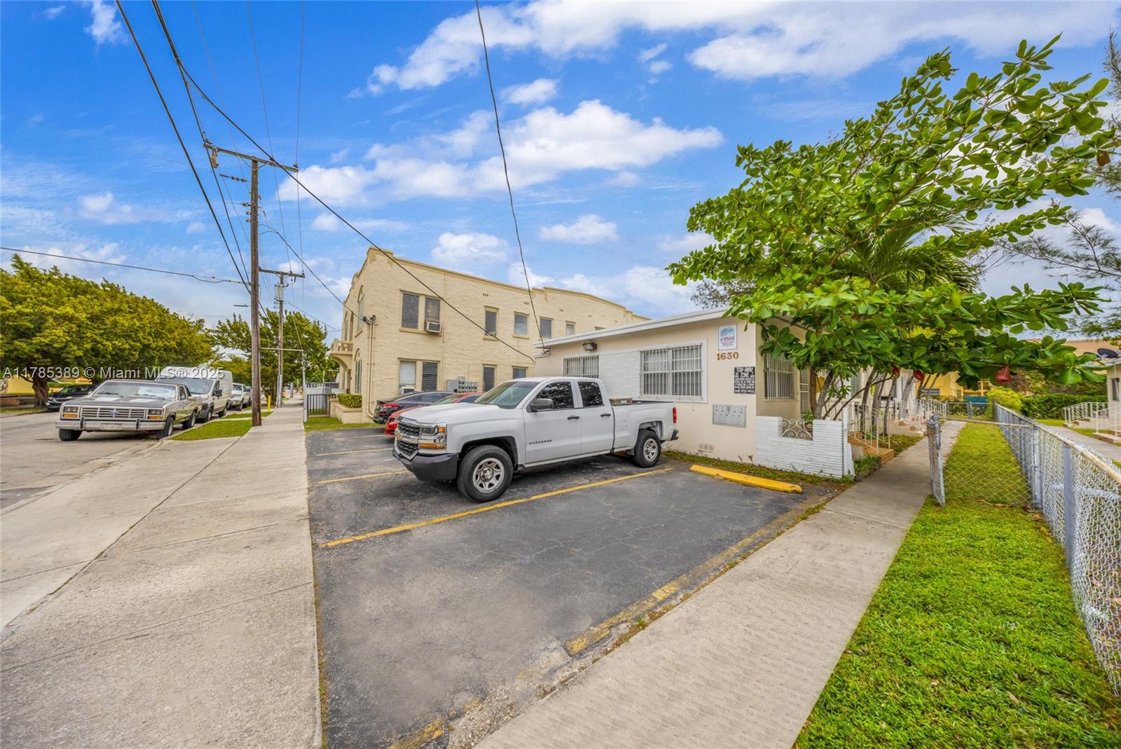 Main image without alt text