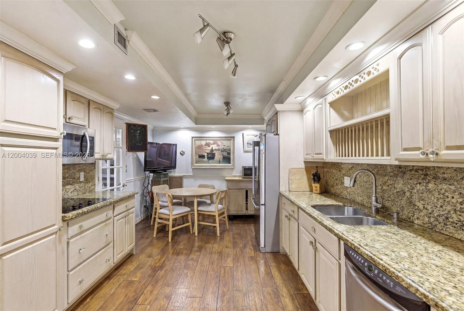 CRICKET CLUB CONDO - Residential