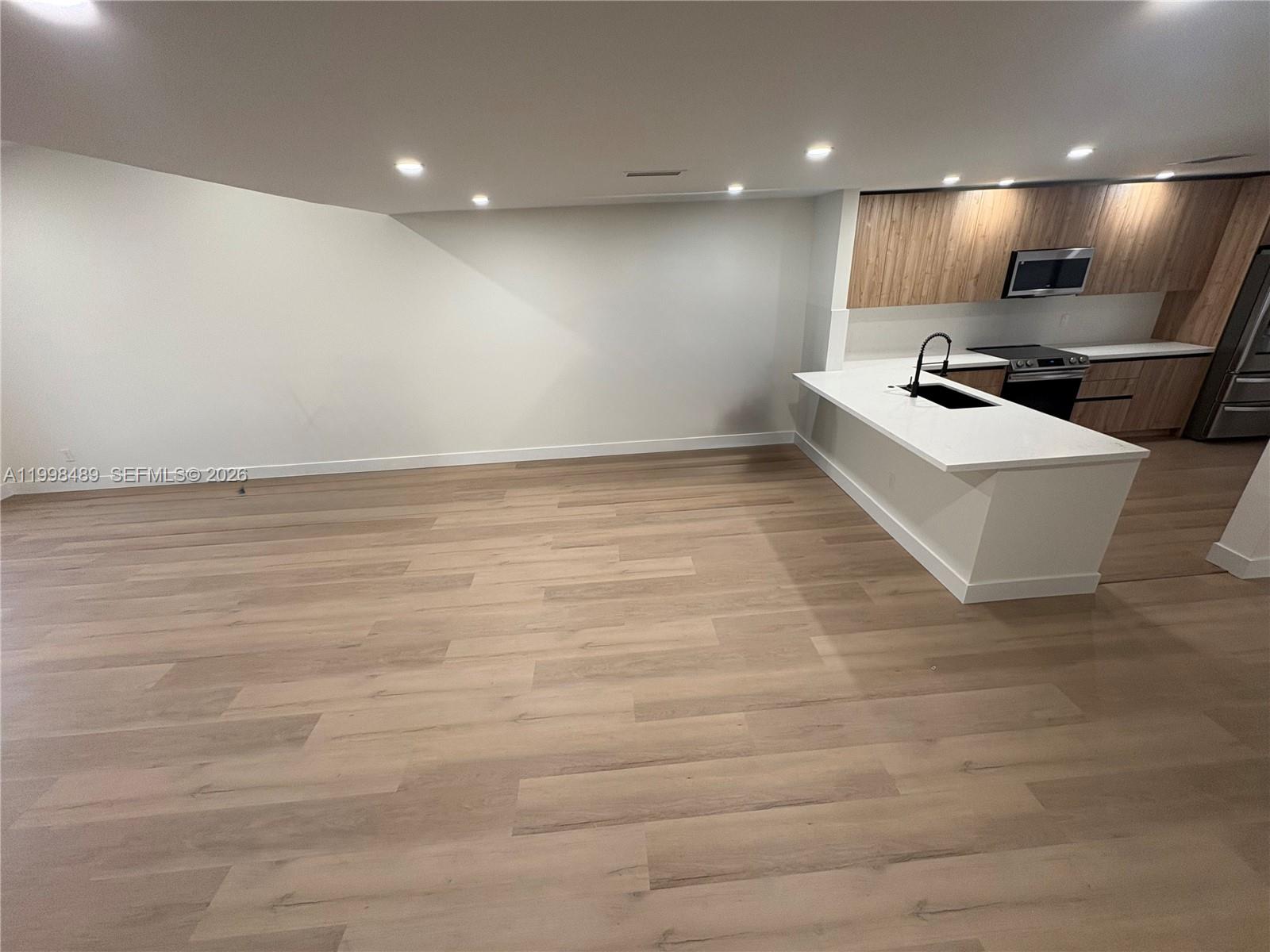 THE TOWNHOMES OF DORAL OA - Residential Lease