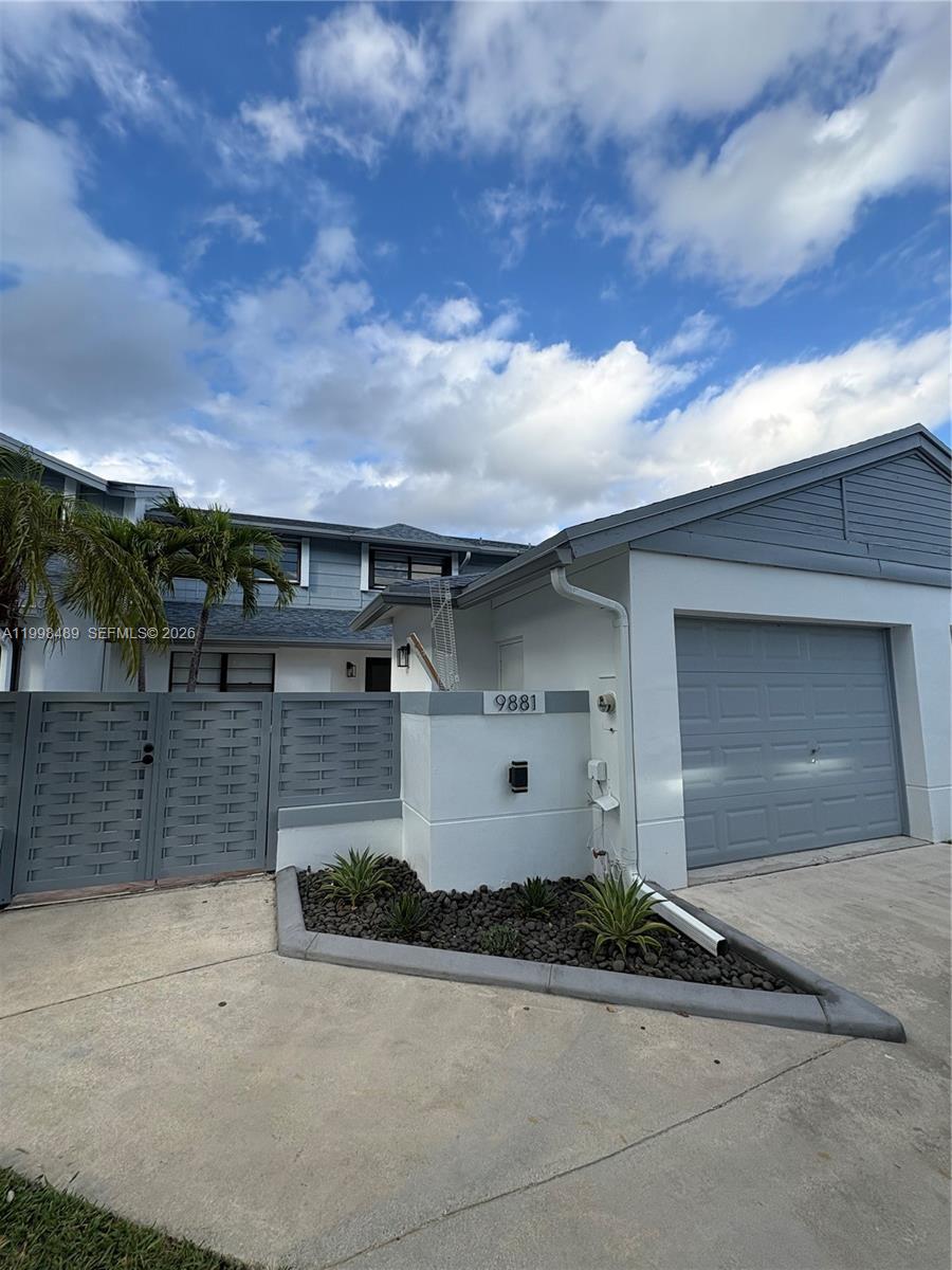 THE TOWNHOMES OF DORAL OA - Residential Lease