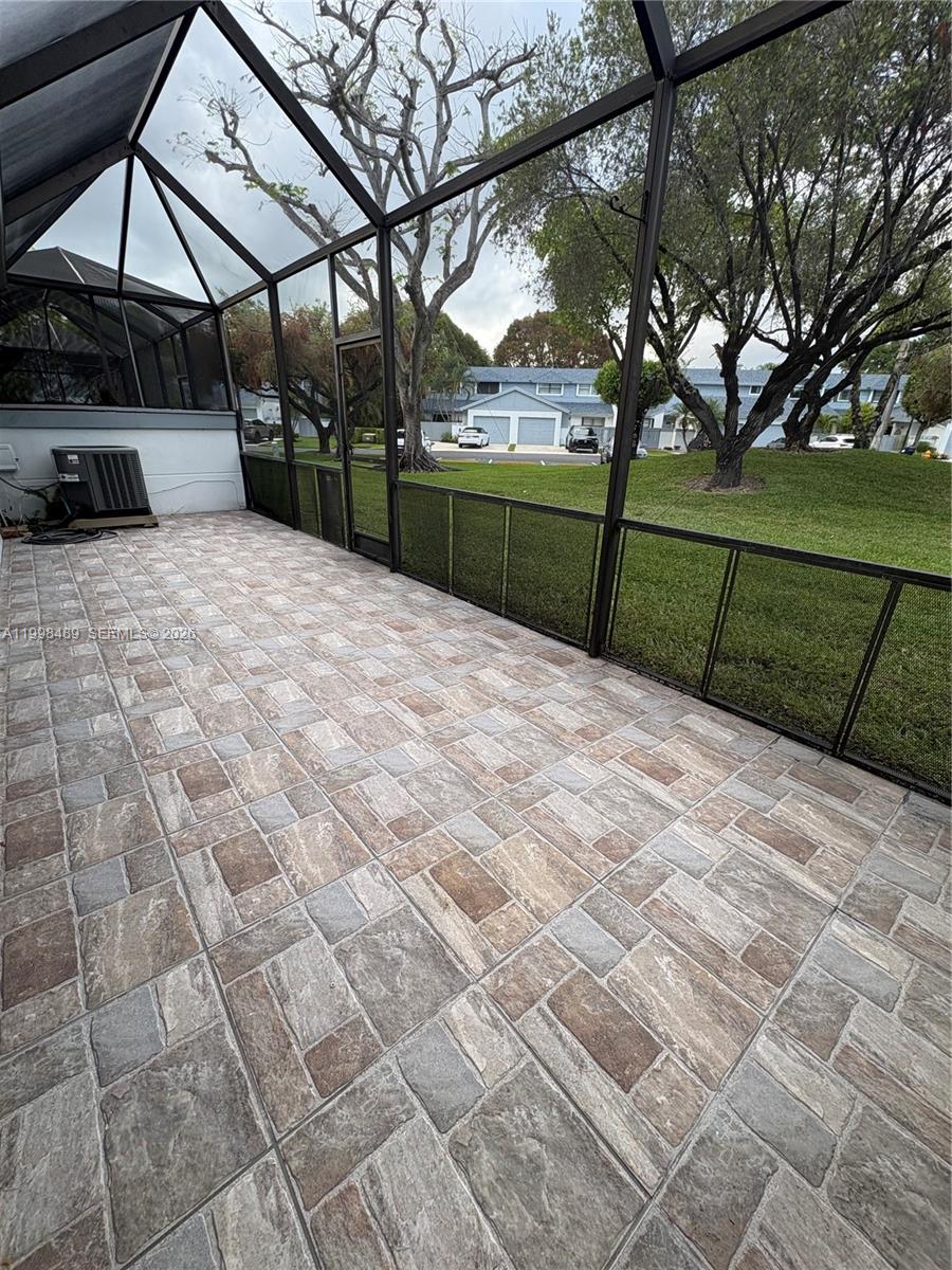 THE TOWNHOMES OF DORAL OA - Residential Lease