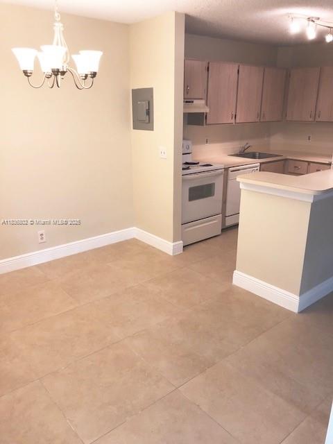 *One bedroom with vaulted ceiling , close to clubhouse/main pool.
*Located in the Heart of Plantation close to shopping, Starbucks,Winndixie,publix,restaurants,sawgrass,highways
*Community amenities 2 pools, tennis court, barbque designated areas, fitness room
*Tenants are welcome to use the existing W/D in the laundry closet, but the owner does not maintain the cost throughout the lease.
*Apartment is renting in an "AS IS" condition with existing appliances, paint, tiles, kitchen cabinets etc