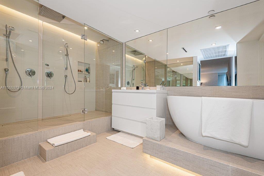 RONEY PALACE CONDO - Residential Lease