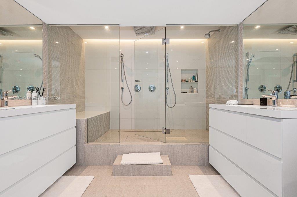 RONEY PALACE CONDO - Residential Lease
