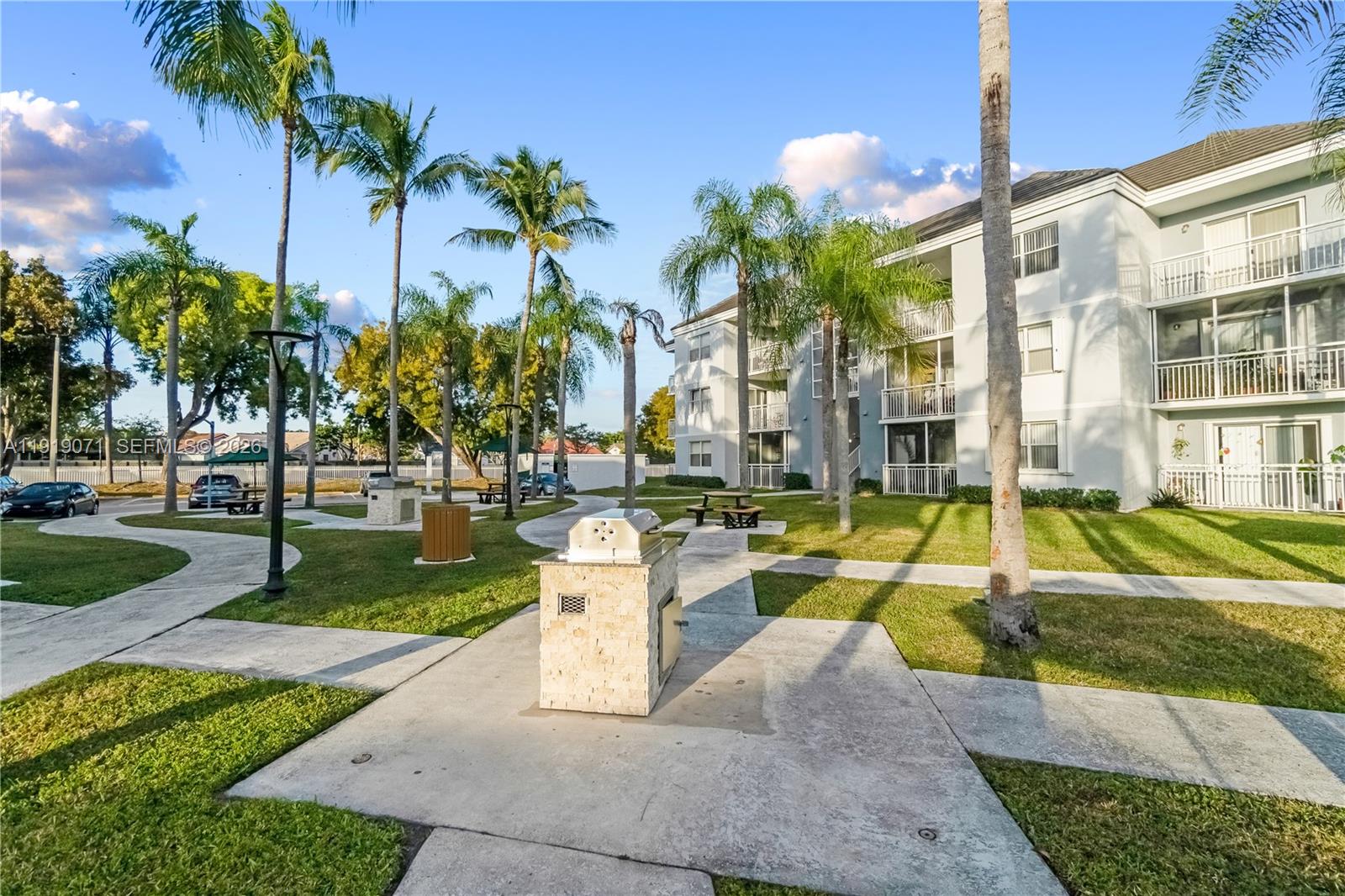 LE CLUB AT OLD CUTLER CON - Residential