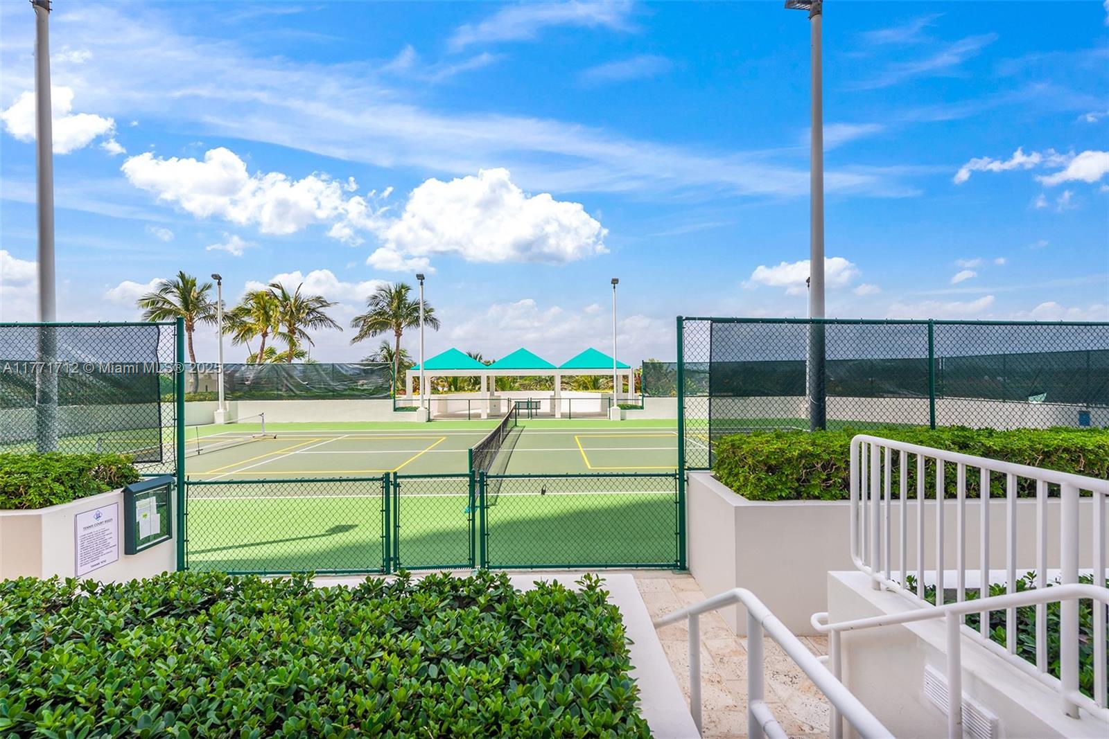 4775 Collins Ave 507