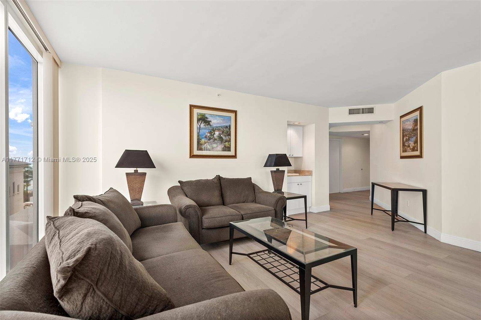 4775 Collins Ave 507
