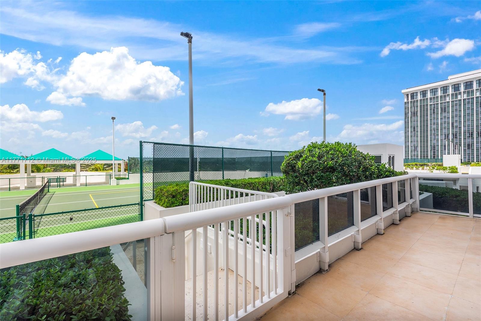 4775 Collins Ave 507