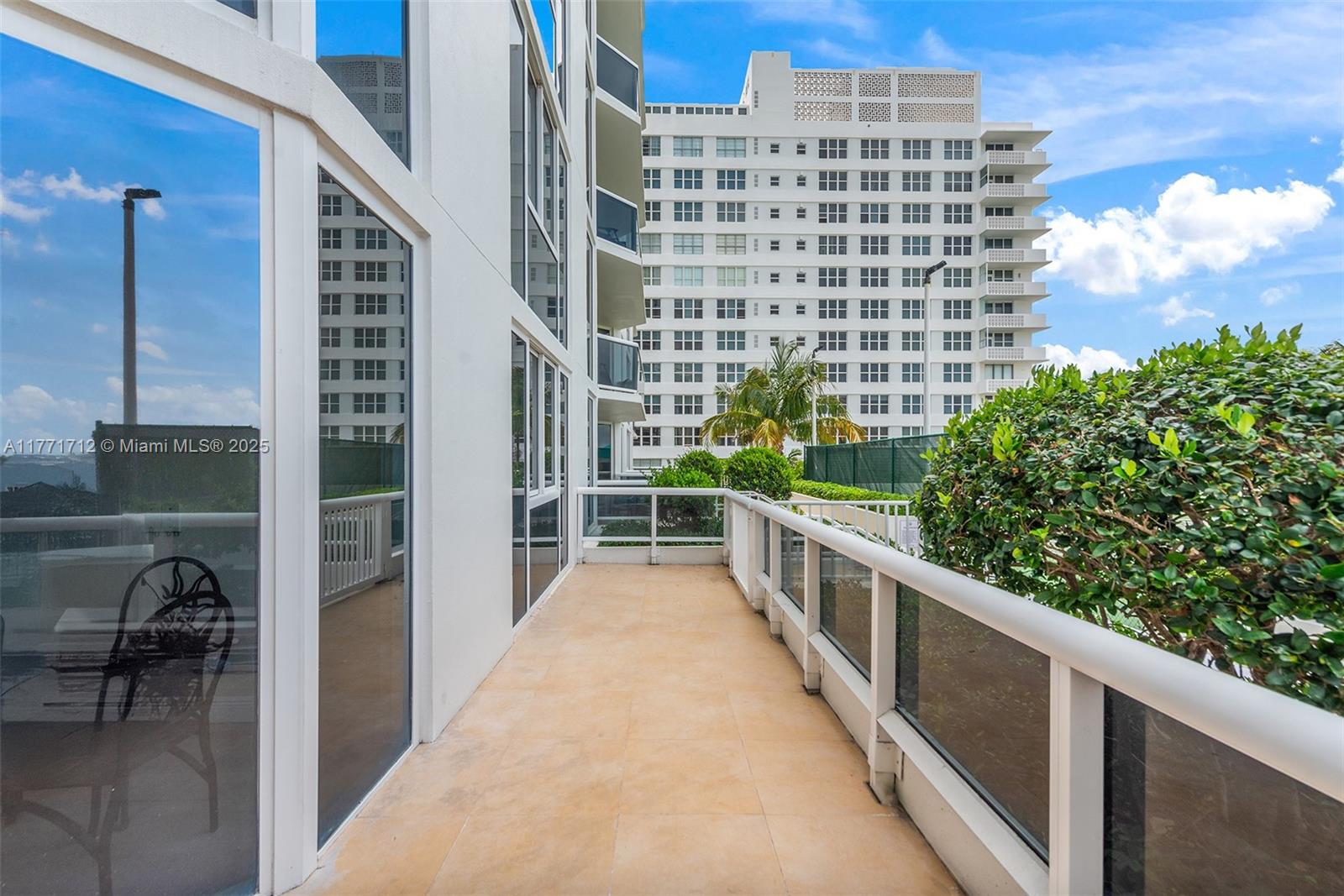4775 Collins Ave 507