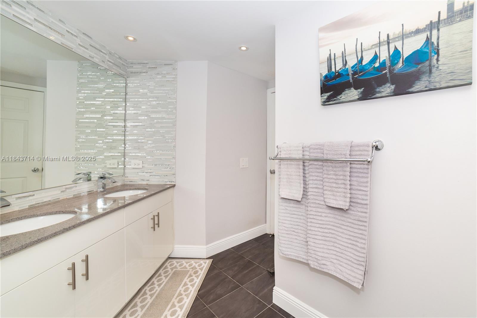 PORTO BELLAGIO CONDO - Residential