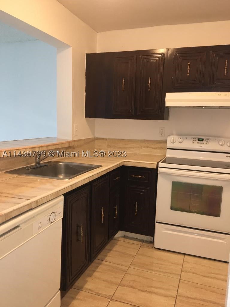 498 NW 165th St Rd D205