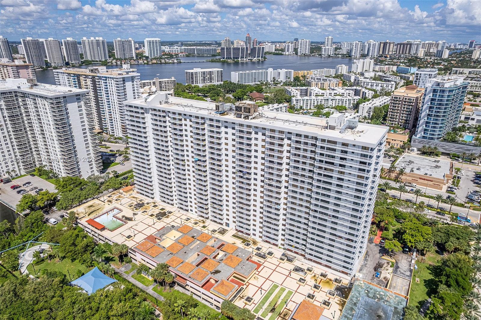 WINSTON TOWERS 600 CONDO - Residential