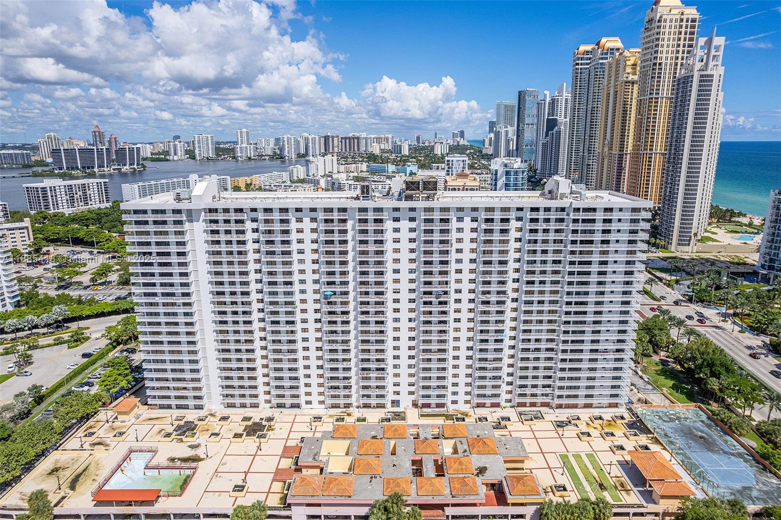 WINSTON TOWERS 600 CONDO - Residential