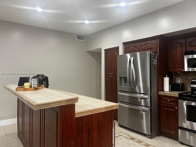 HEFTLER HOMES AT LAGO MAR - Residential