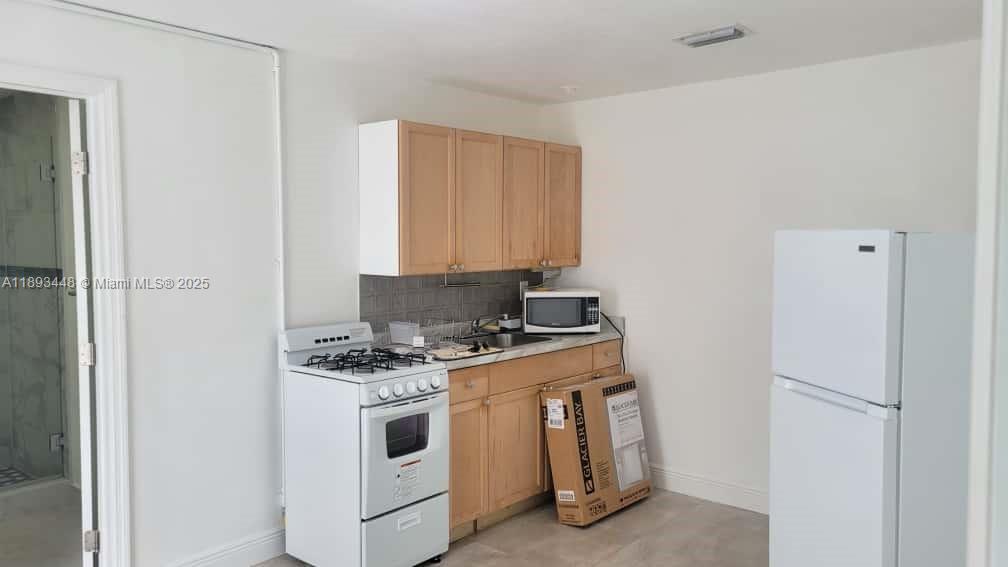 FANTASY ONE - Residential Lease