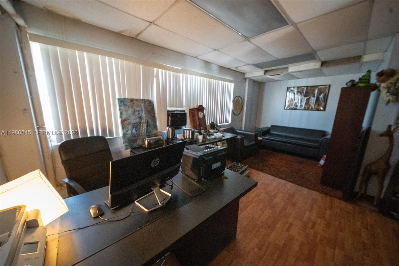 Main image without alt text