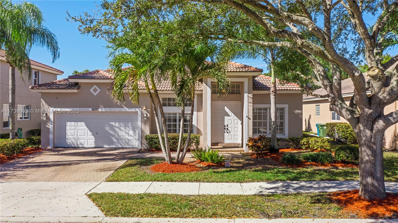 This is a beautiful 1 story pool and lakefront home in Diamond cay with 4 bedrooms and 2 bathrooms, patio with bbq area and great views of pool and lake . This is a great home in one of the best communities in Weston close to the A+ schools.