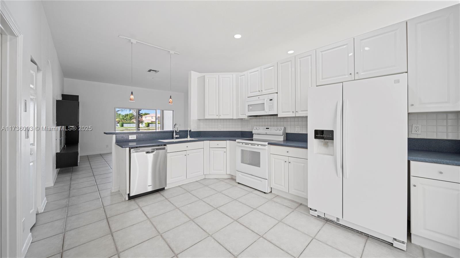 DIAMOND CAY - Residential