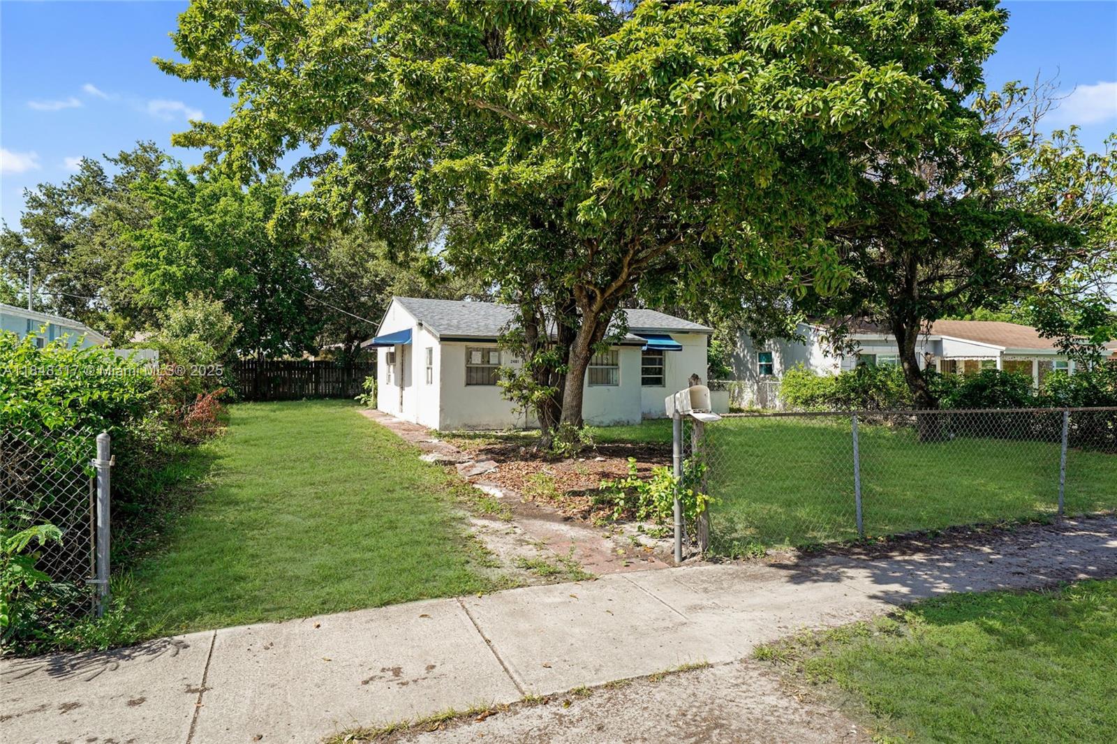 Inviting 2-bedroom, 1-bath home offering 821 sq ft of living space. Located on a quiet residential street with a wide, tree-lined median that adds to the neighborhood’s appeal. Features a simple and original layout. Built in the 1950s, this home retains much of its timeless character. This is a Department of Housing and Urban
Development property, Case #095-062429, being sold "AS IS".
