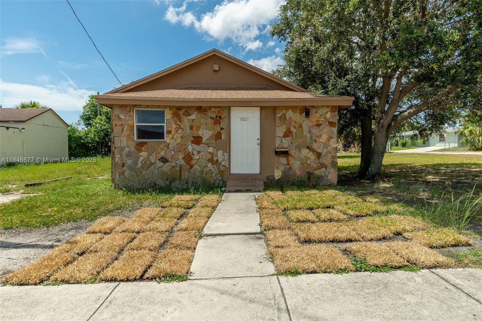 Looking for your next home or a smart investment opportunity? Look no further!
This well-maintained 3-bedroom, 2-bathroom home is perfect as a primary residence or income-generating property. Conveniently located with easy access to major highways, it features a spacious living room, a kitchen with elegant wood cabinets, tile backsplash, and stainless steel appliances. Whether you're planning to move in or rent it out, you'll benefit from the property's strong rental history and the high demand in the area.
