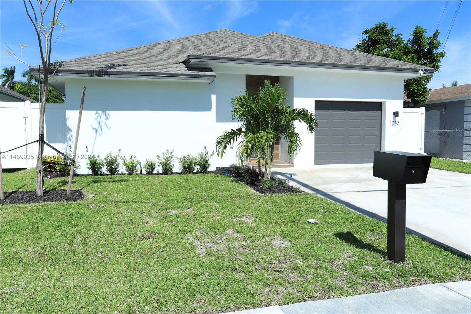 1037 W Lakewood Rd Rd -, West Palm Beach, Palm Beach County, Florida - 3 Bedrooms  
3 Bathrooms - 