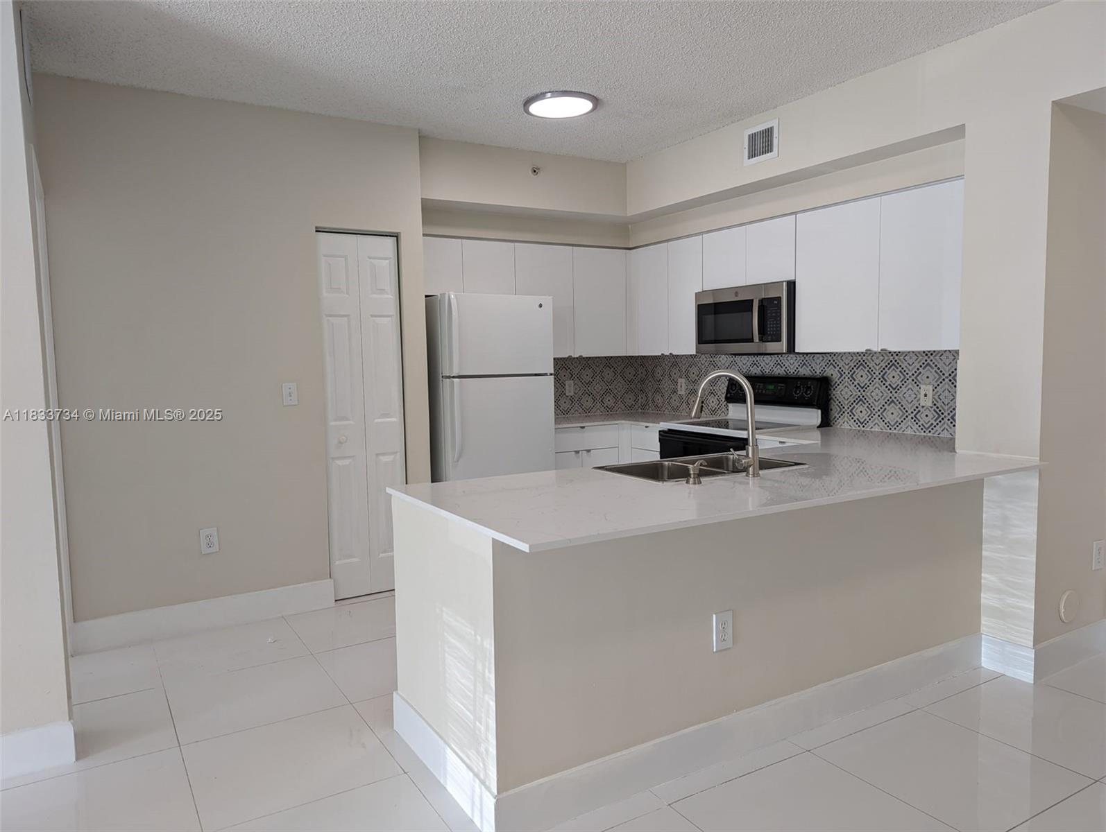 2 Beds ?? 2 Baths ?? In-unit Washer & Dryer
?? Renovated open kitchen + remodeled bathrooms
?????? Community Gym ?? Tennis Courts ????? Resort-Style Pool
?? Prime location near shopping, dining & highways
?? Move-in ready