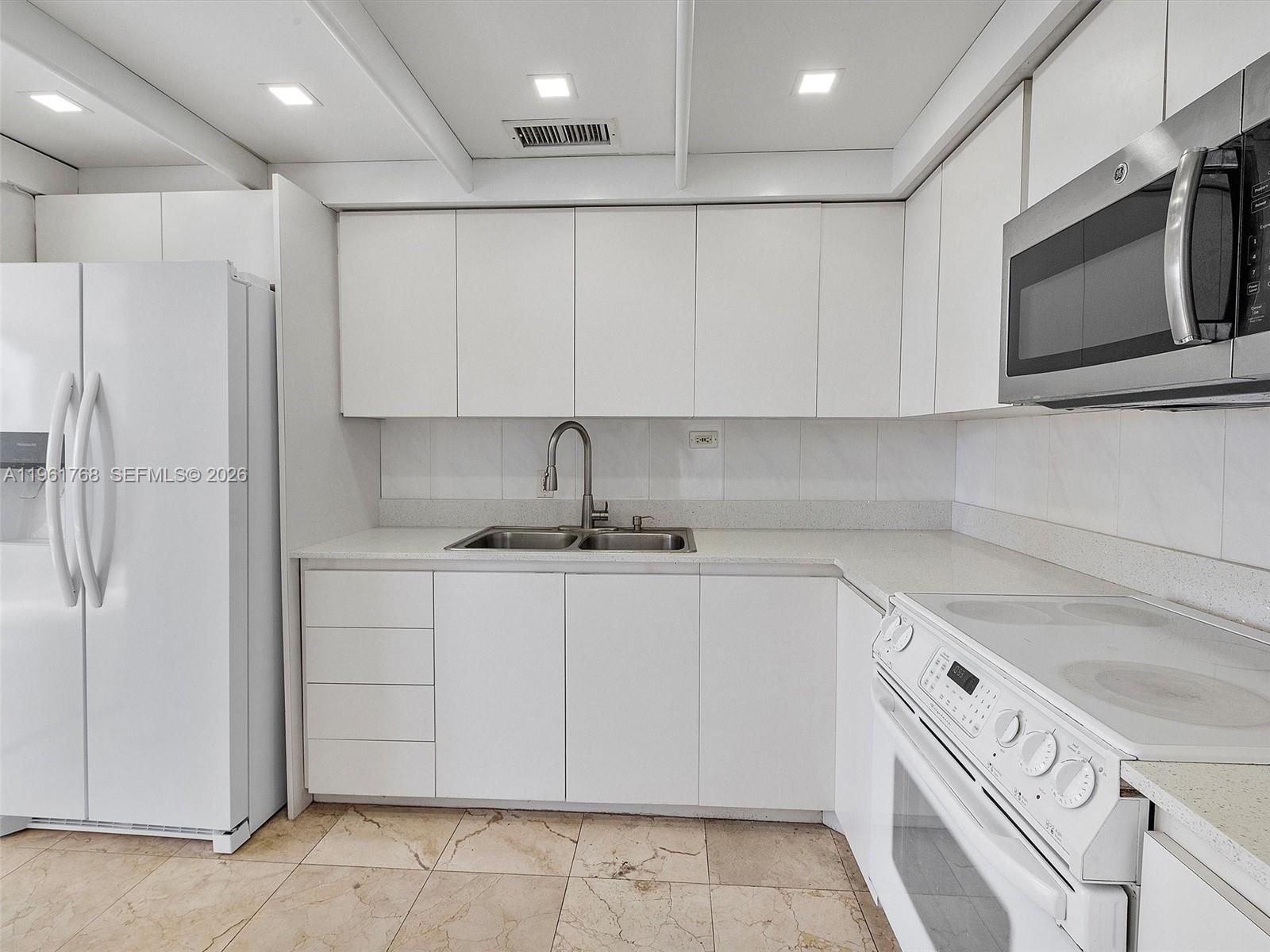 KING COLE CONDO - Residential