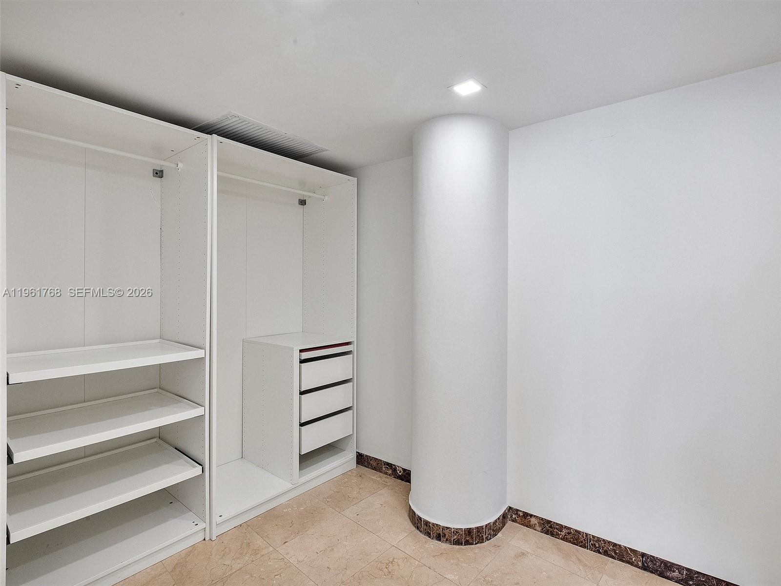 KING COLE CONDO - Residential