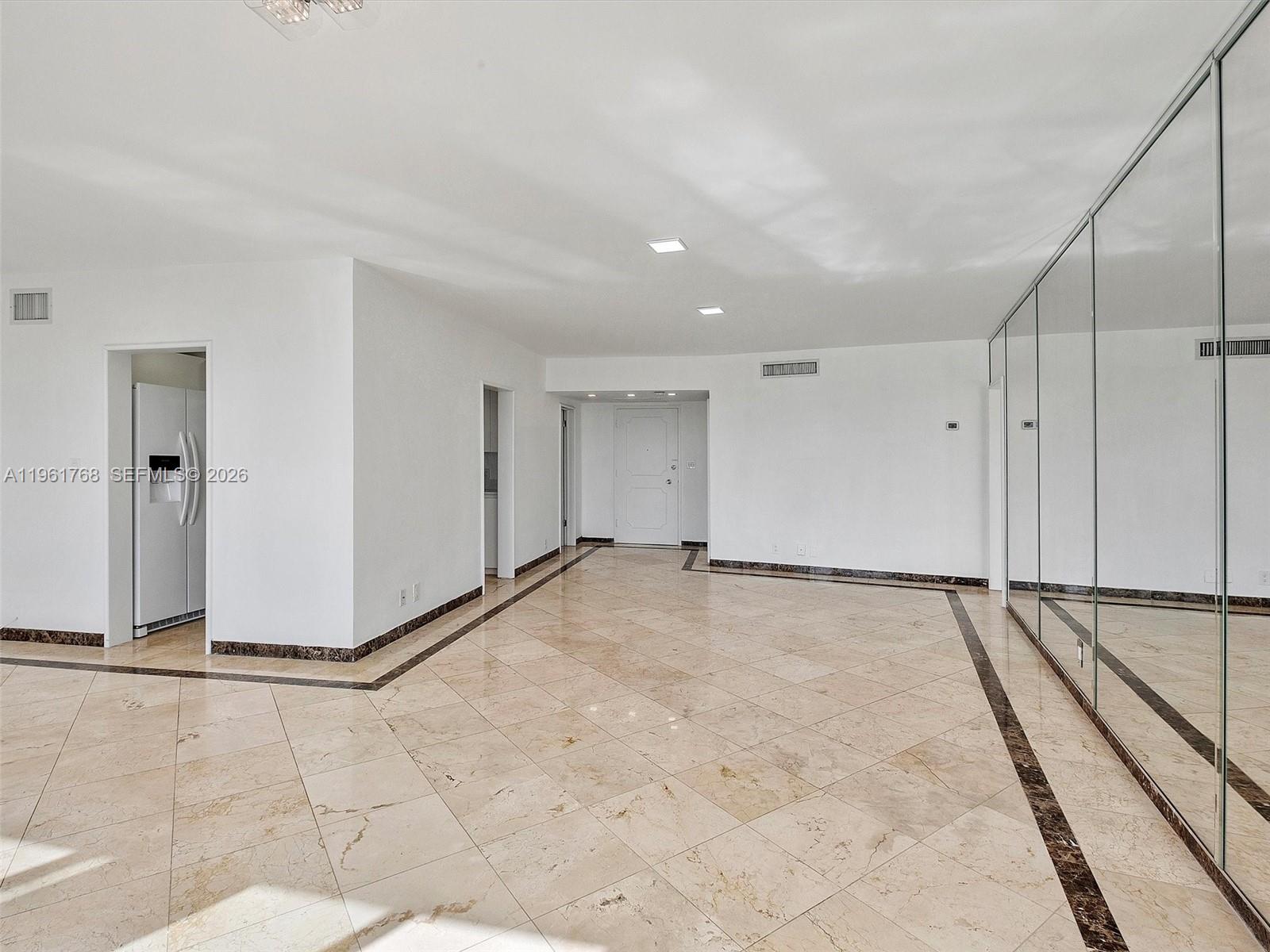 KING COLE CONDO - Residential