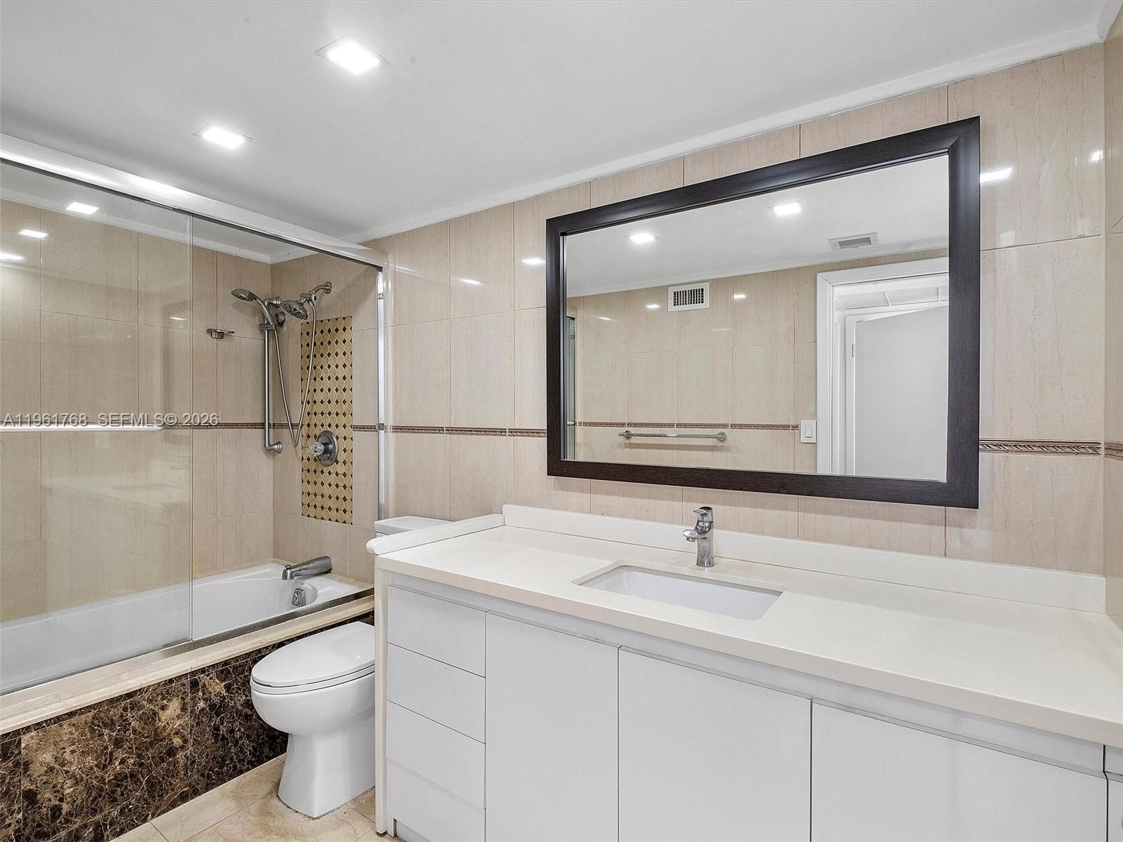 KING COLE CONDO - Residential