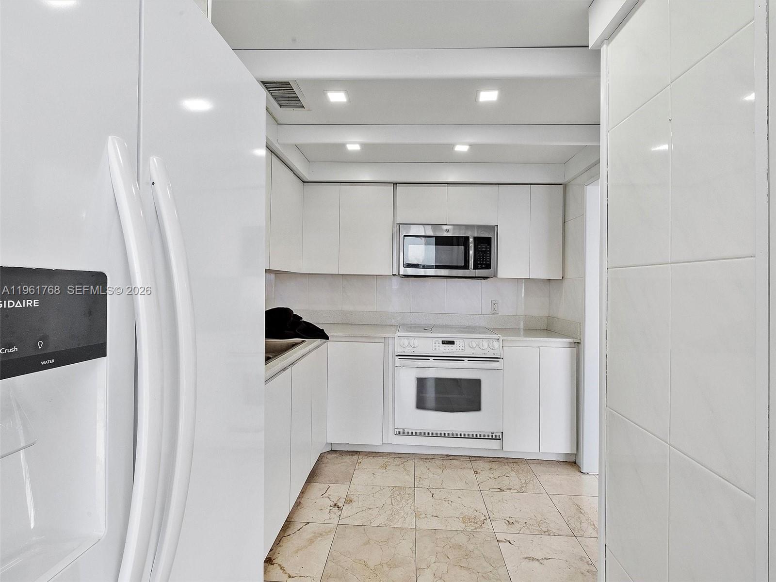 KING COLE CONDO - Residential