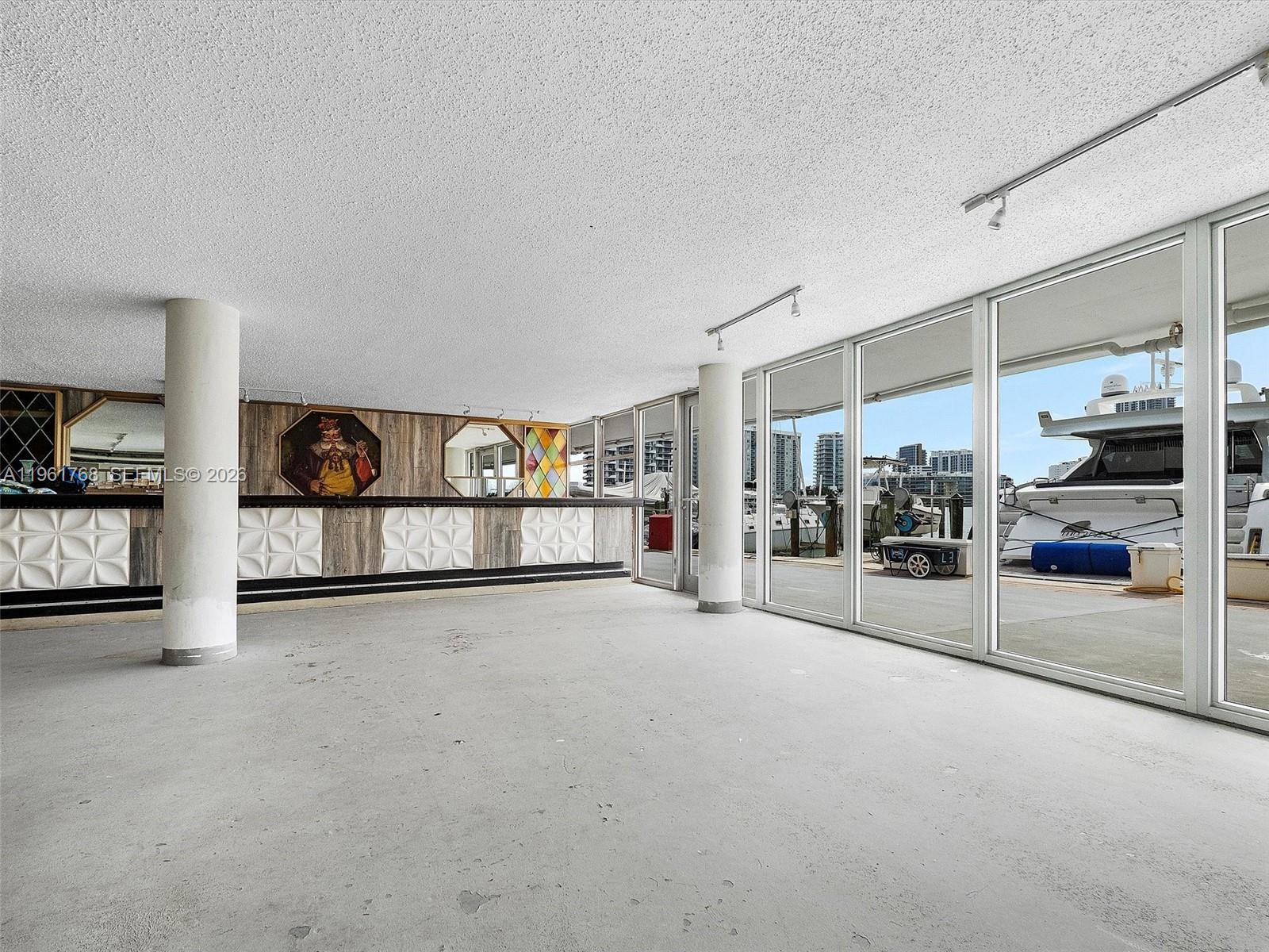 KING COLE CONDO - Residential