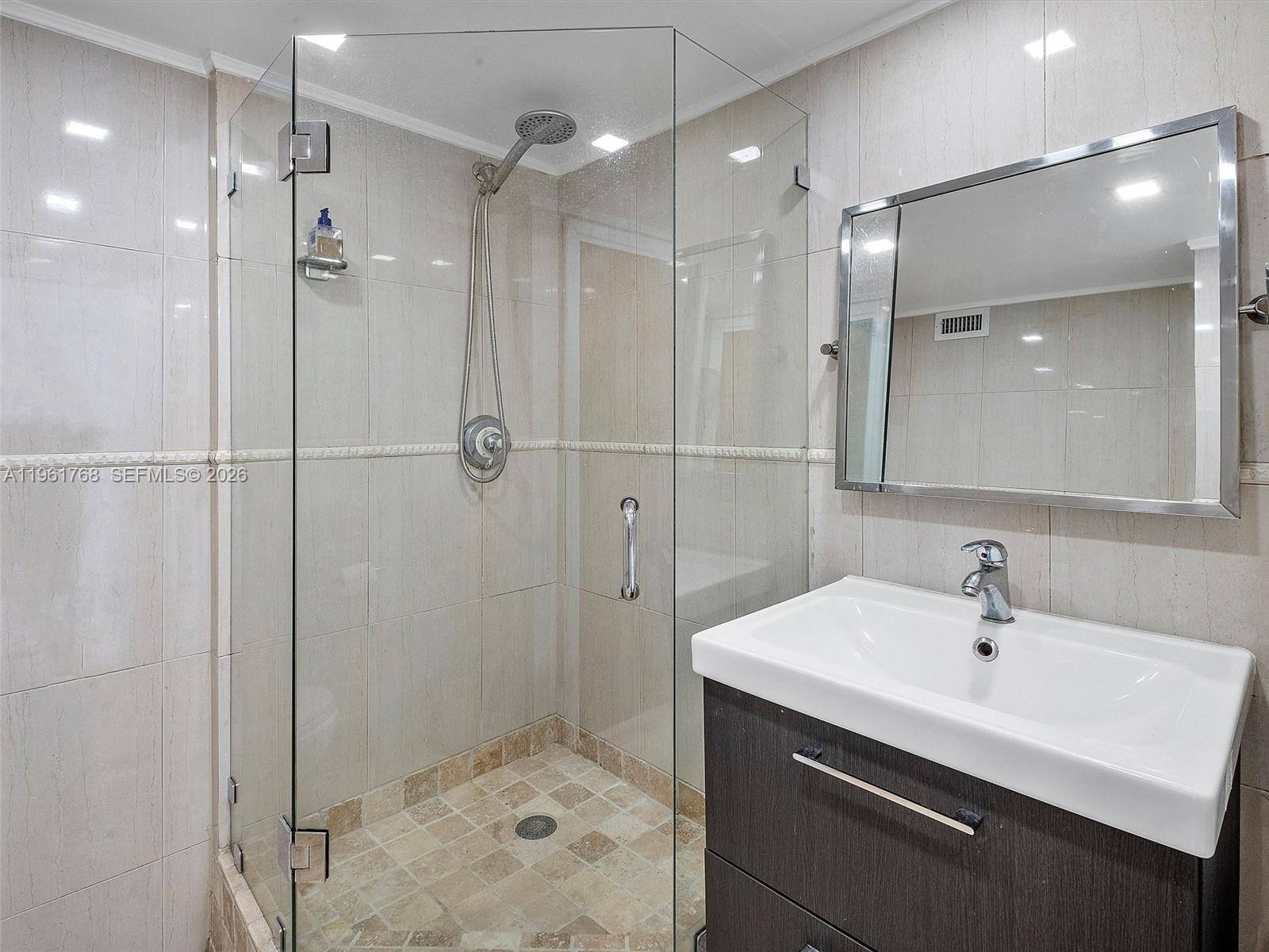 KING COLE CONDO - Residential