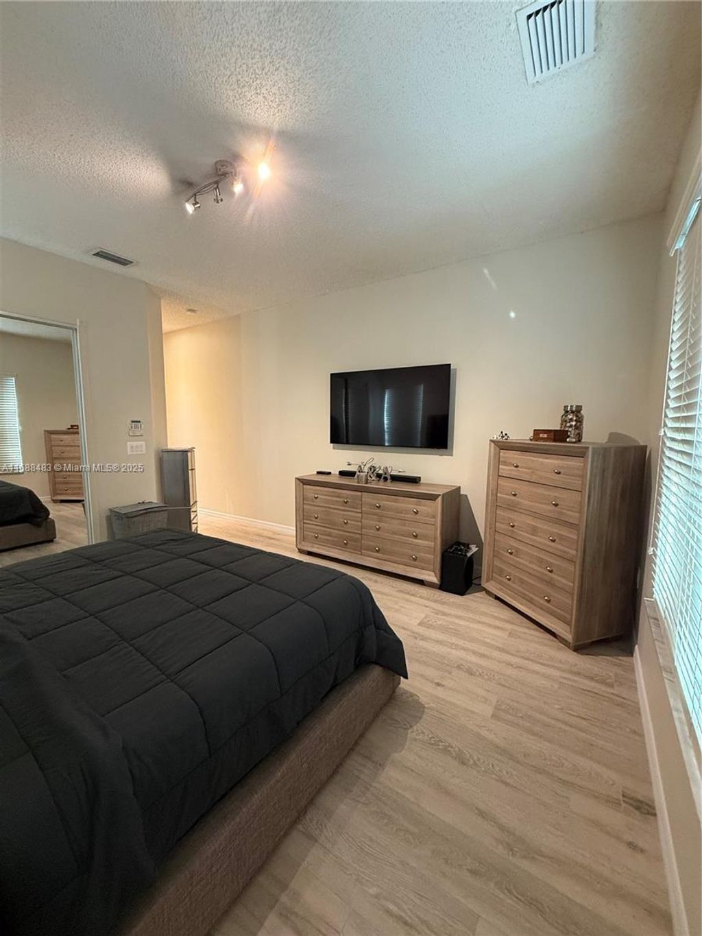 listing image 80