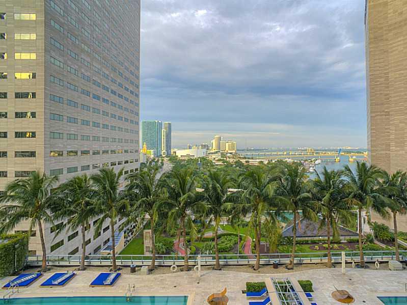 Tastefully Furnished Studio in One Miami with amazing city and bay view. One Miami offers modern and elegant amenities. Walking distance to many local cafe's Restaurants, Shops, Whole Foods, Bayside Marketplace, Minutes to Brickell and South Beach.