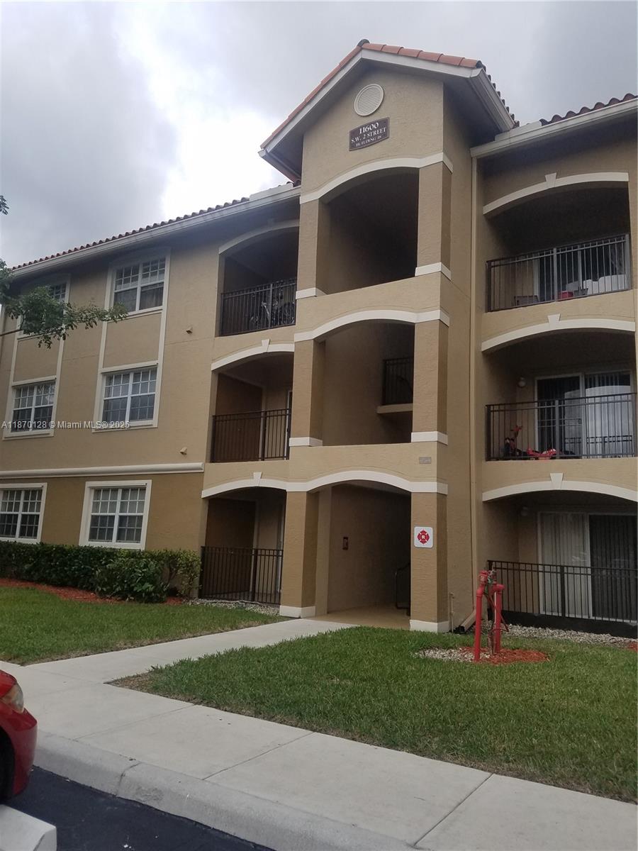 Beautiful 2 Bed 2 Bath unit located in the Heart of Pembroke Pines, surrounded by Malls, Restaurants, Shopping Centers, Parks, Hospitals, everything with a walking distance. unit offers Granite counter tops, tile flooring laminate floors on the bedrooms, washer and Dryer, balcony, lots of spaces, unit comes with 2 assigned parking spaces, great amenities, including cinema Teather, indoor racquetball, gym, pool and hot tub, child play area, car wash area, complex fenced, unit come with 1 assigned carport and 1 assigned parking spot, come and joint the best of Pembroke Pines