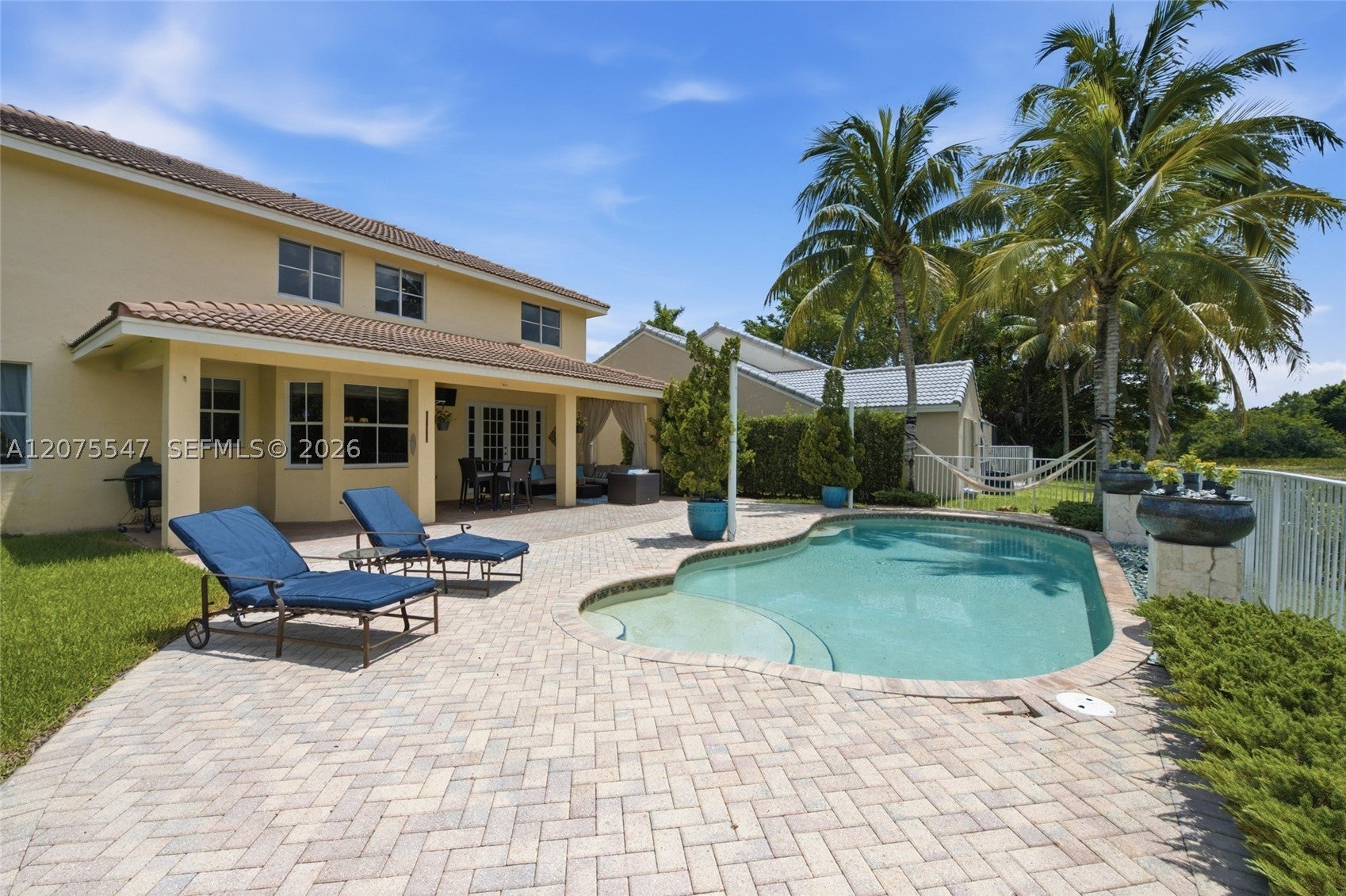 861 Crestview Cir