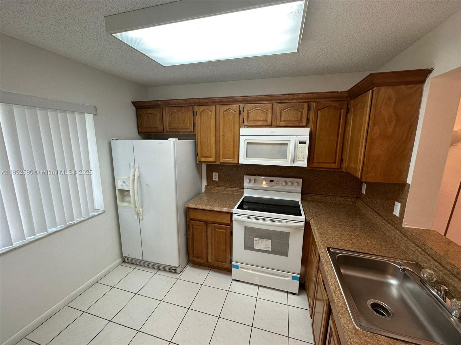 LAKESHORE AT UNIVERSITY P - Residential Lease