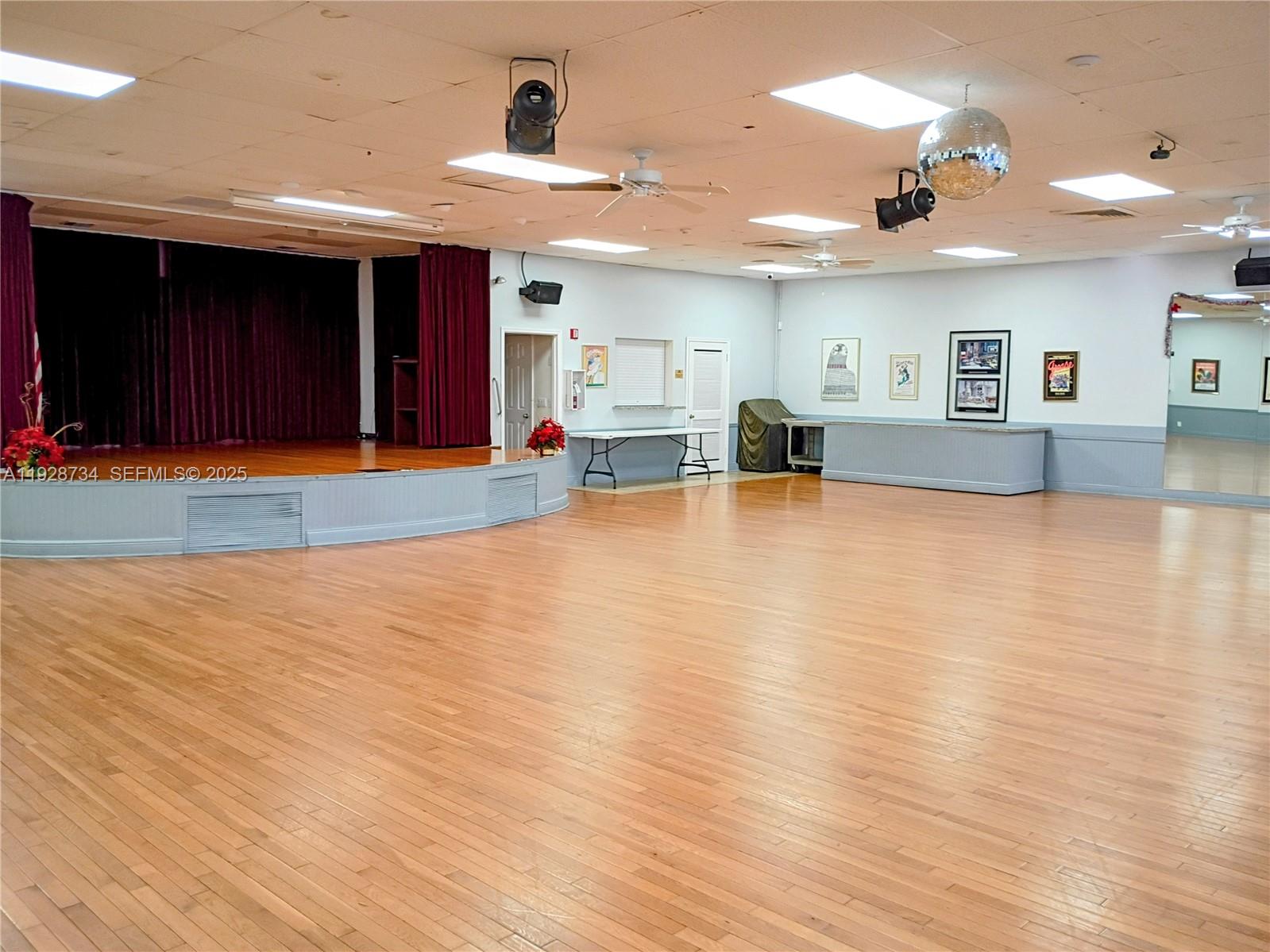 BERKLEY HOUSE WEST - Residential