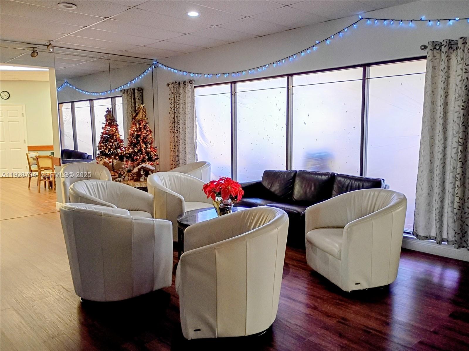 BERKLEY HOUSE WEST - Residential