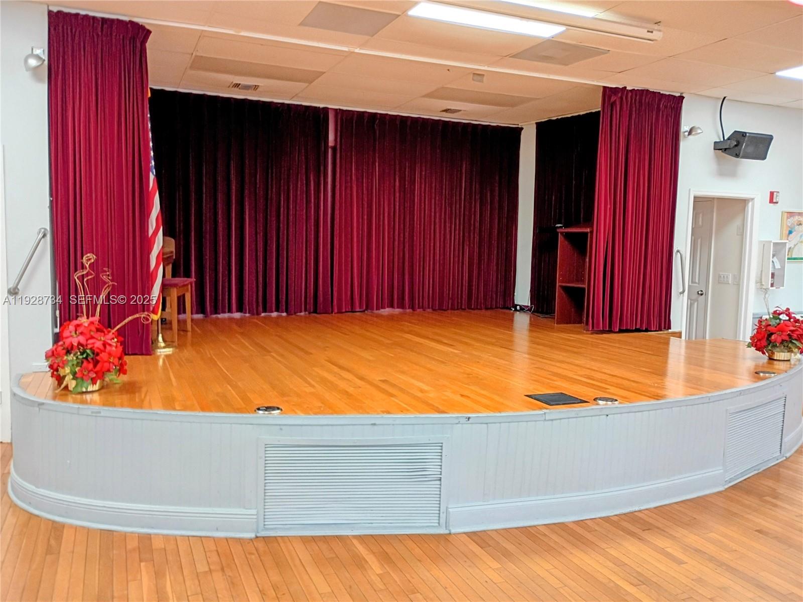 BERKLEY HOUSE WEST - Residential