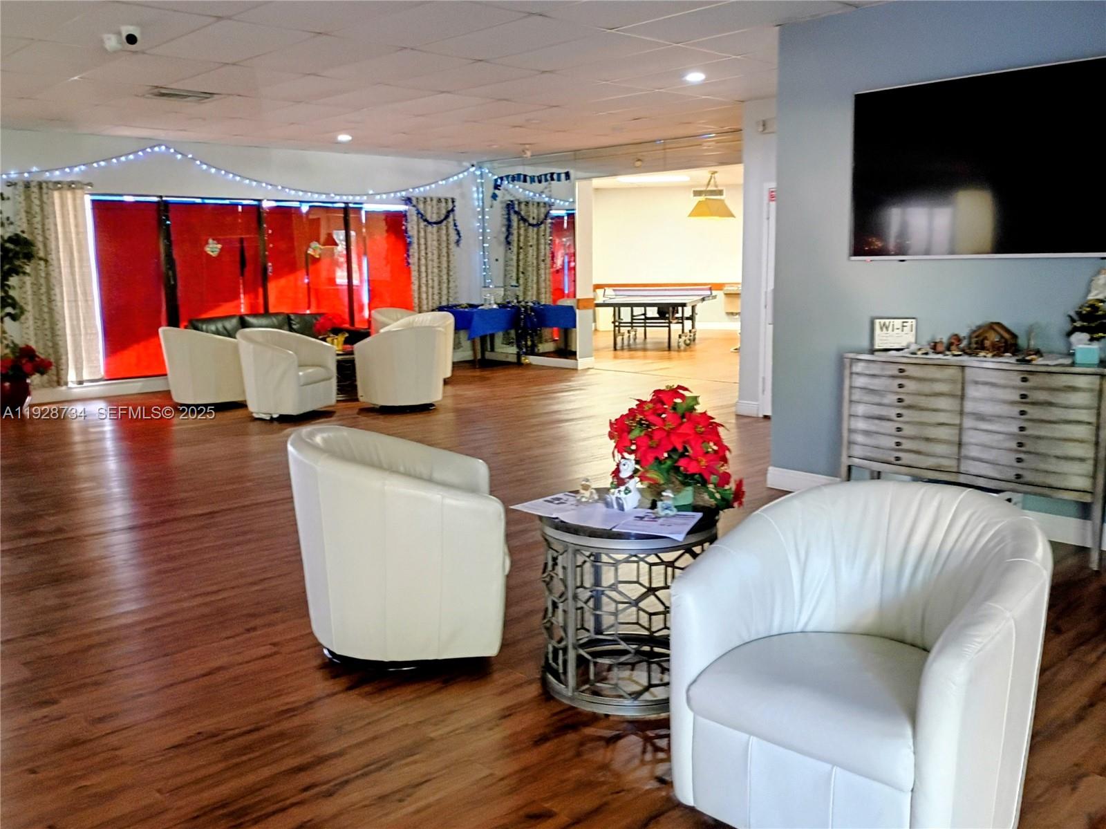 BERKLEY HOUSE WEST - Residential