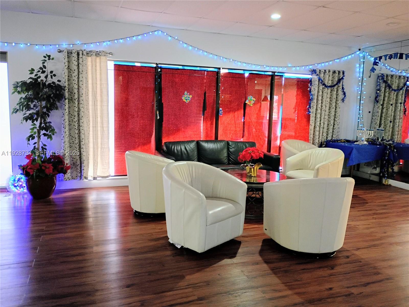 BERKLEY HOUSE WEST - Residential