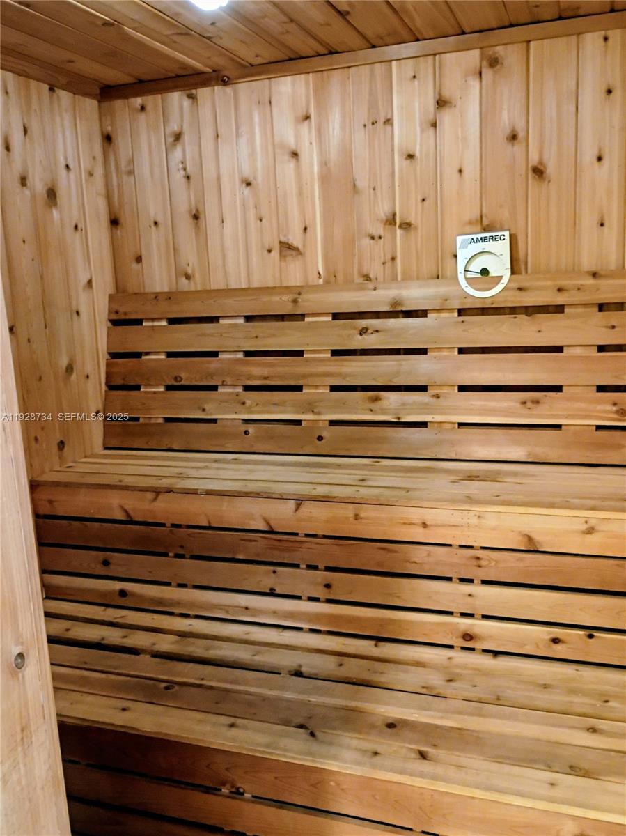 BERKLEY HOUSE WEST - Residential