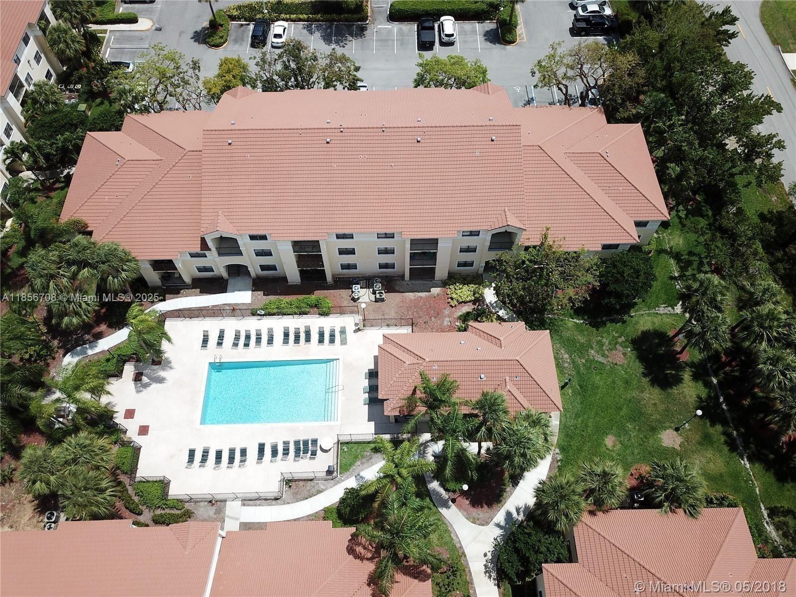 Spacious 1 Bedroom with a big walking closet & 1 bathroom on a 3rd floor. This Community, professionally managed by First Service Residential, features swimming pool, spa/jacuzzi, tennis court, fitness center, and barbecue area. Close to shopping, Fine Dining, and Beaches, quick access to major roads and highways.