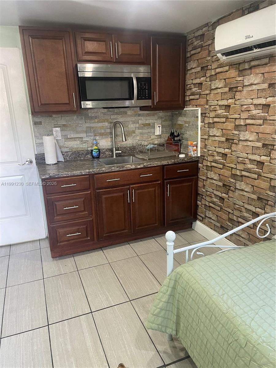 HOLLYWOOD LITTLE RANCHES - Residential