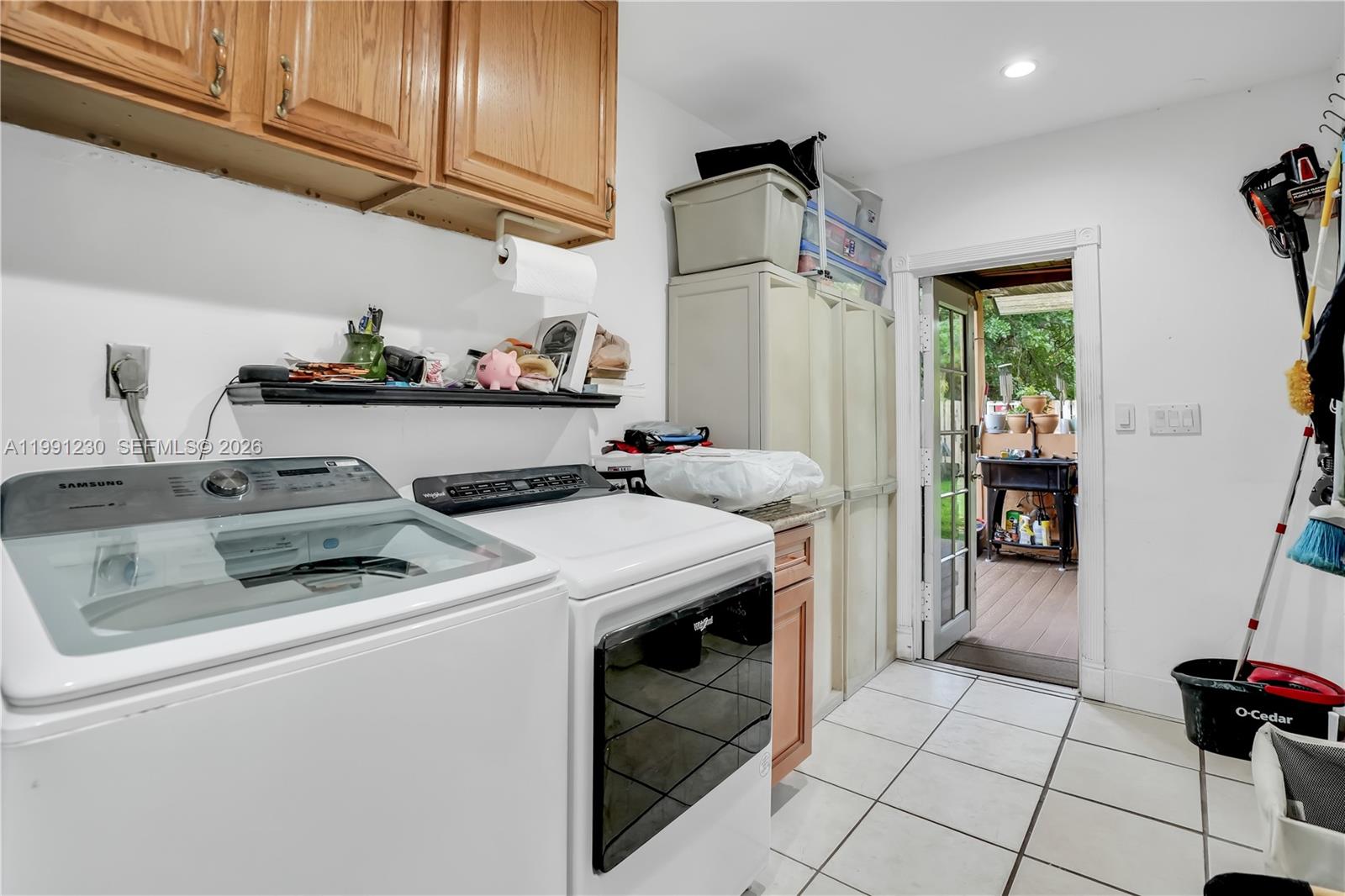 HOLLYWOOD LITTLE RANCHES - Residential