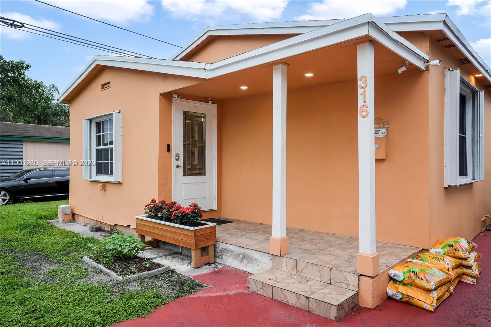 HOLLYWOOD LITTLE RANCHES - Residential