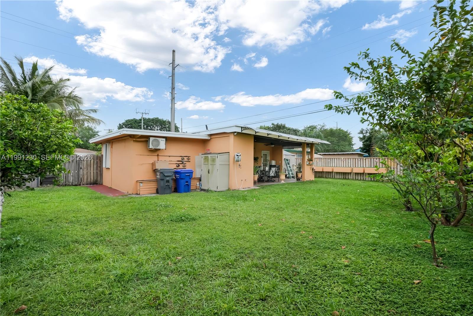 HOLLYWOOD LITTLE RANCHES - Residential