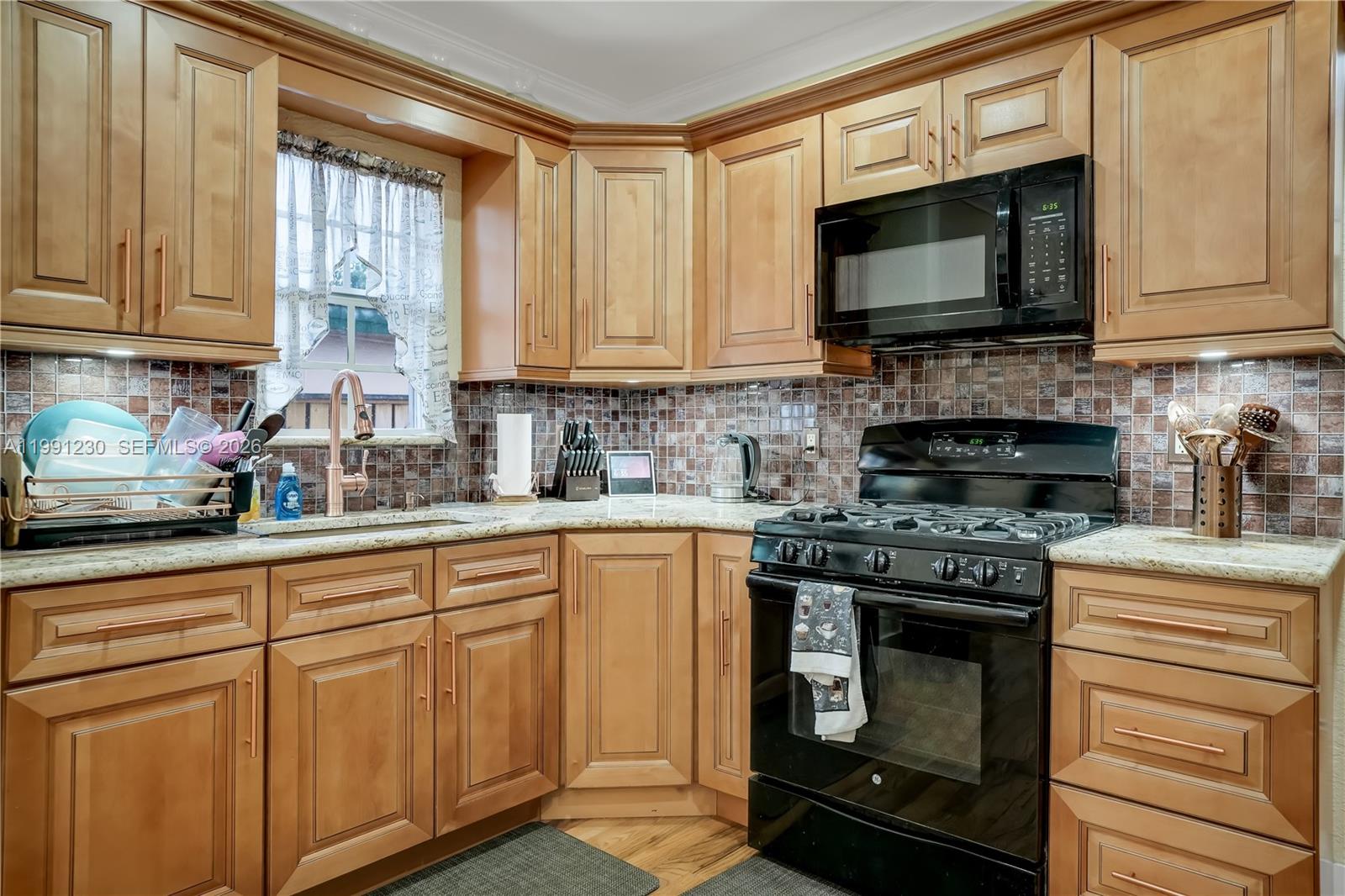 HOLLYWOOD LITTLE RANCHES - Residential